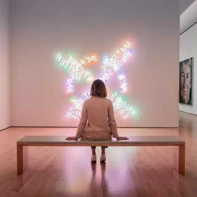 Una mujer, sentada en un banco, 贝博体彩app现代艺术博物馆(SF MOMA)的一件当代发光艺术作品.